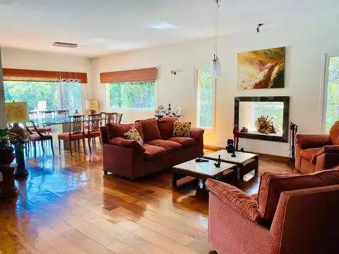 Excelente casa sobre lote de 1000m2 en venta en el Barrio Privado La Peregrina Club de Campo, Pilar.