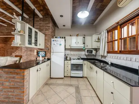 Casa 4 ambientes con 5 baños