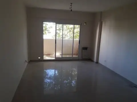 EXCELENTE MONO AMBIENTE AL FRENTE CON BALCON