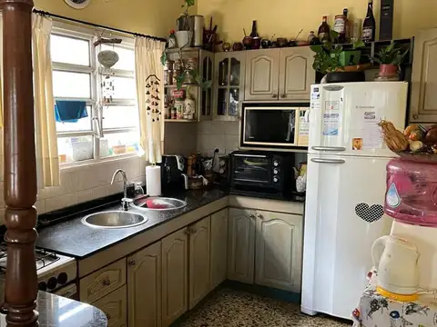Casa 6 ambientes con 2 baños