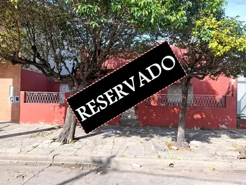   RESERVADO   VENTA CASA 3 AMB CON FONDO Y TERRAZA