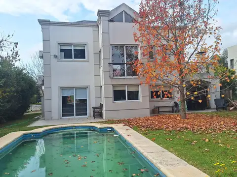 Casa de 5 ambientes a la venta sobre lote central