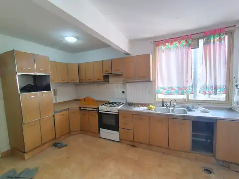 Urquiza al 1600. Tres dormitorios con balcón al frente.