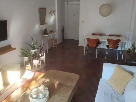 Hermoso semipiso c/ balcon 4 amb + escritorio.