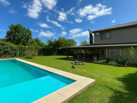 Casa Familiar en venta sobre lote 580 m2  El Pato Berazategui recibe permuta