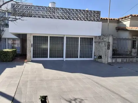 Calle Castelli 2700