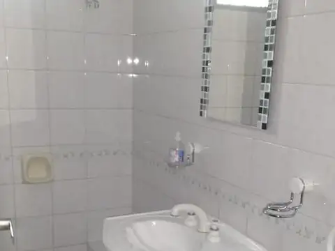 Chalet 3 ambientes lote propio próximo Av. Maipú. Olivos.