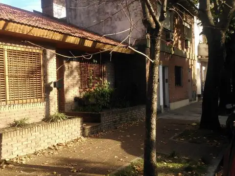 Chalet 3 ambientes lote propio próximo Av. Maipú. Olivos.