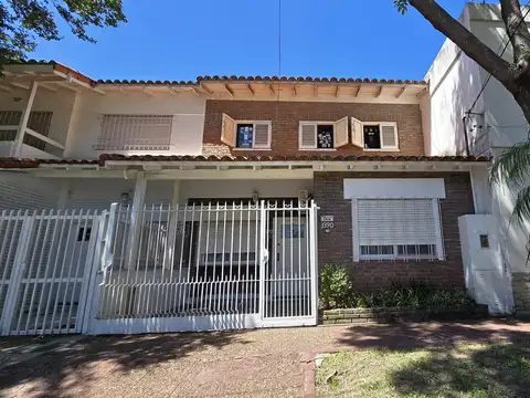CASA DE 5 AMBIENTES CON PATIO Y TERRAZA EN VENTA. OLIVOS