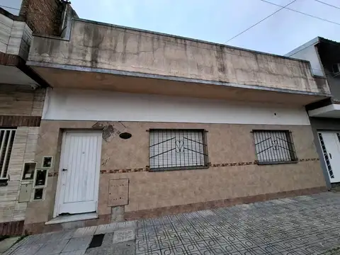 CASA 3 AMB., CON GALPÓN LOTE 8,66 X 25,98 MTS.