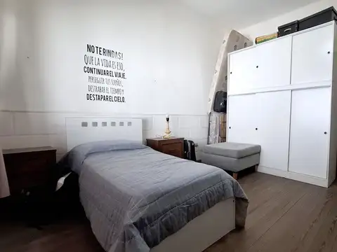 Casa sobre lote propio con 3 viviendas Santos Lugares.