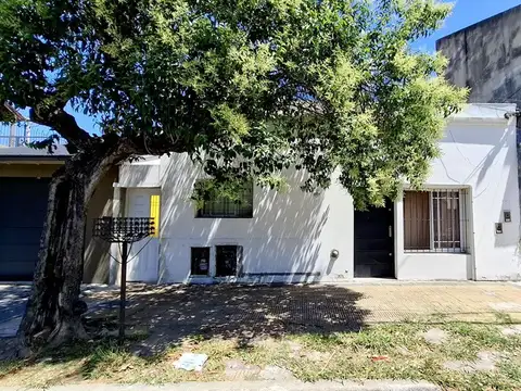 Casa sobre lote propio con 3 viviendas Santos Lugares.