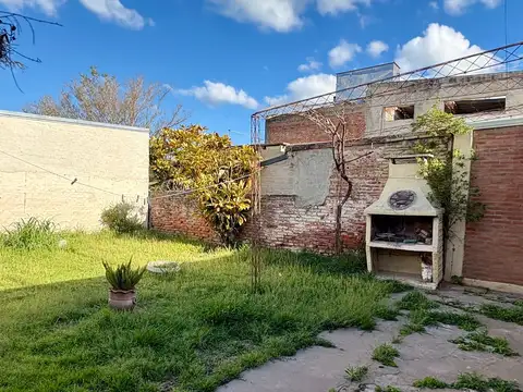 Venta Casa Céntrica de  2 Dormitorios + Cochera