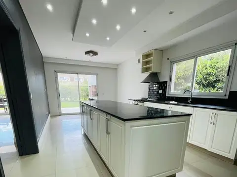 Casa 5 ambientes con 4 baños