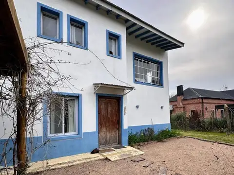 MJR. Alquiler casa 4 ambientes con piscina y amplio parque en Barrio La Emilia, Pilar.