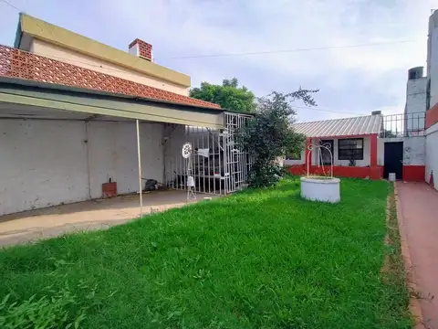 SE VENDE CASA AL FRENTE EN BARRIO TIRO SUIZO