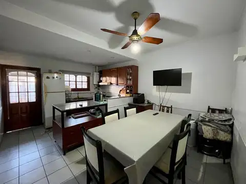 Casa 6 ambientes con 2 baños