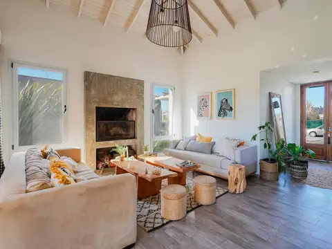 Casa en Venta con 2 cocheras