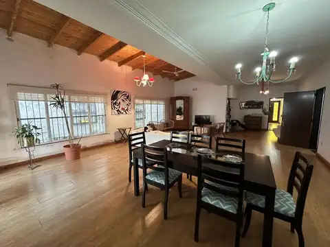 Casa en venta - 4 Dormitorios 3 Baños - Tandil