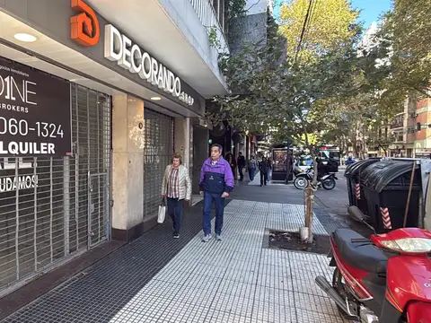Local en Av Corrientes con Doble Vidriera y buena Marquesina - Cortina Enrollar