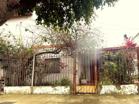 CASA 4 AMB. RAMOS MEJIA - LOTE PROPIO (10X27) EN PLTA BAJA CON COCHERA Y PATIO
