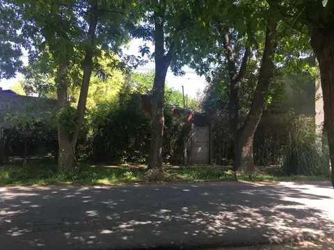 VENTA DE TERRENO CON CASA A RECICLAR