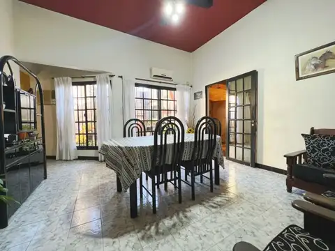 Casa en Venta con 2 cocheras