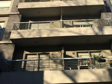 DEPARTAMENTO DOS AMBIENTES CON BALCON.