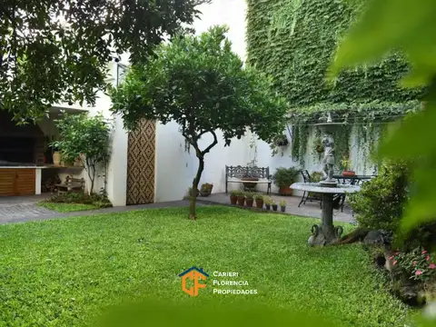 HERMOSA CASA 5 AMBIENTES CON PATIO, PARRILLA Y QUINCHO, EN EXCELENTE ESTADO Y EN VENTA