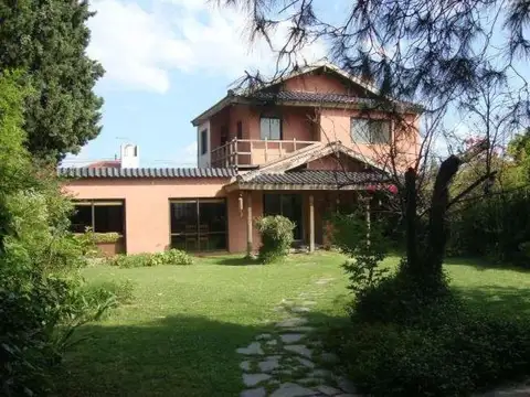 Casa en venta - 4 Dormitorios 2 Baños - Cocheras - 630Mts2 - Burzaco