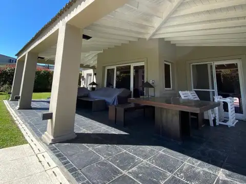Casa 4 ambientes con 4 baños