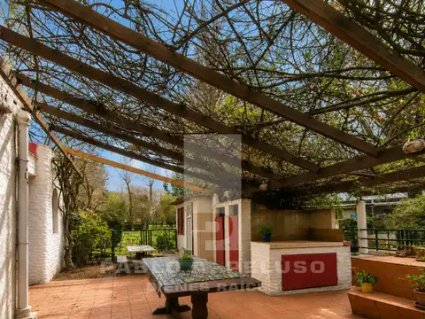 Casa 6 ambientes con 2 baños