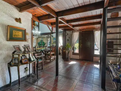 Casa 8 ambientes con 3 baños