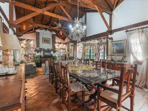 Casa en Venta con 3 cocheras