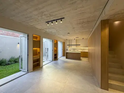 Casa de pasillo a estrenar con 3 dormitorios y gran jardín