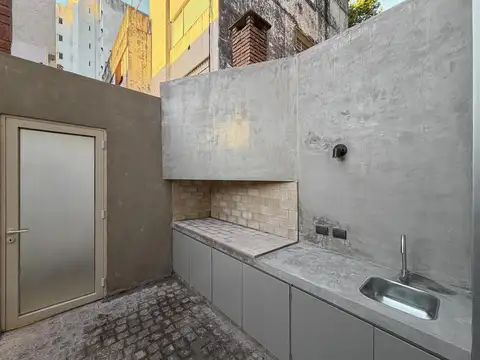 Casa de pasillo a estrenar con 3 dormitorios y gran jardín