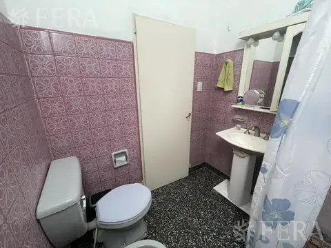 Venta casa 3 ambientes con jardín y cochera en Wilde
