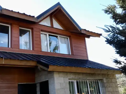 Depto de dos ambientes, en planta alta, con entrada de auto y patio.