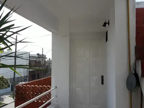 PH 2 ambientes, 1* piso por escalera con pequeño patio. Muy buen estado 