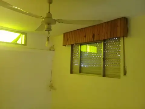 PH 2 ambientes, 1* piso por escalera con pequeño patio. Muy buen estado