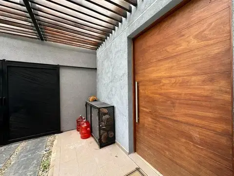 Casa en Alquiler con 3 cocheras