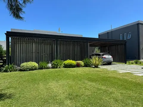 Casa en Alquiler con 3 cocheras