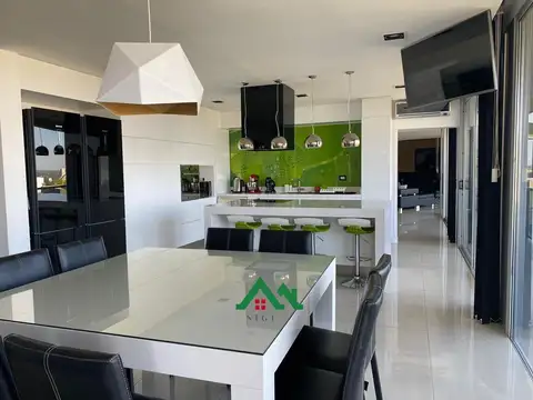 Casa 10 ambientes con 5 baños