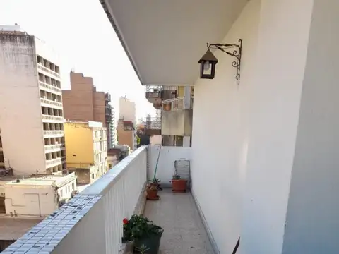 27 De Abril 200, Piso 8°