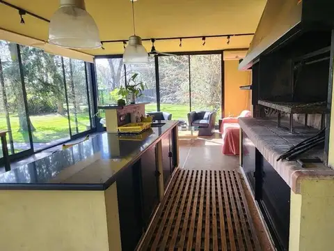 Venta casa en Parque Leloir,  quincho y pileta