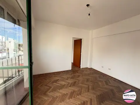 Departamento contrafrente con balcón - a metros de Av. Rivadavia