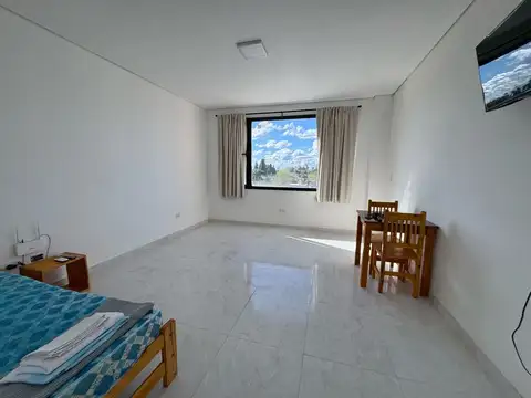 Monoambiente en alquiler sobre Av. Mitre
