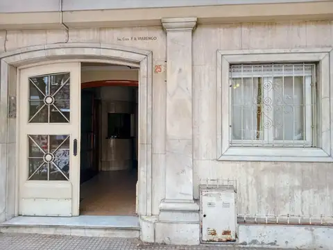 Alquiler departamento 2 ambientes planta baja con escritorio y sala de TV en Caballito