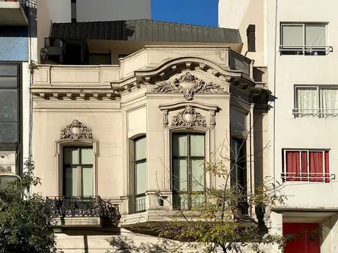 Av. Entre Ríos al 900, entre Estados Unidos y Carlos Calvo