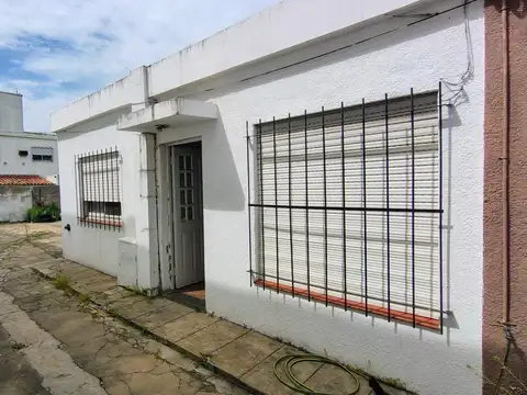 PH EN PLANTA BAJA CON COCHERA CASTELAR SUR